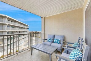 Property grounds - Amazing Mid-Town condo with ocean views, 2 decks, beach access, AC, & WiFi (Ocean City)