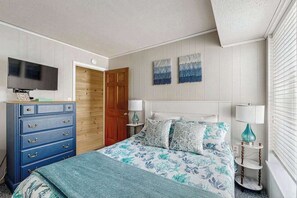 3 bedrooms, iron/ironing board, WiFi, bed sheets - Amazing Mid-Town condo with ocean views, 2 decks, beach access, AC, & WiFi (Ocean City)