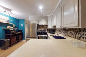 Fridge, microwave, oven, stovetop - Breakaway East 107 (Ocean City)