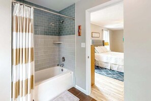 Shower, hair dryer, towels - Channel Buoy 120 on Canal (Ocean City)
