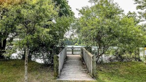 Un puente de madera que lleva a un muelle sobre un cuerpo de agua.