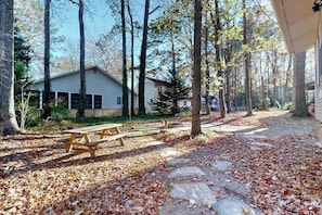 Outdoor dining - Contemporary, spacious home with firepit, washer/dryer, & central AC (Ocean Pines)