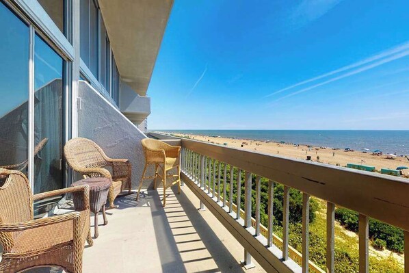 Property grounds - Remodeled oceanfront condo with two balconies, ocean/bay views, pool & sauna (Ocean City)