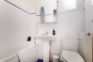 Bathroom - Vrbo Property (Clichy)