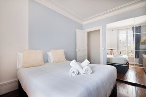 Room - Vrbo Property (Clichy)