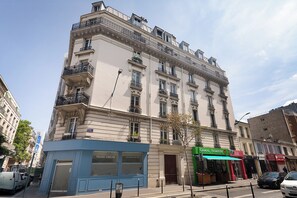Exterior - Vrbo Property (Clichy)