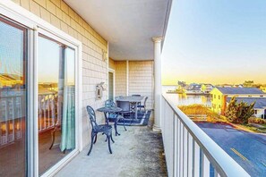 Outdoor dining - Dog-friendly water-view condo with rooftop pool, balcony, W/D, jetted tub (Ocean City)