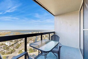 Outdoor dining - Beachfront resort condo with central AC, ocean views, balcony, pools & amenities (Ocean City)