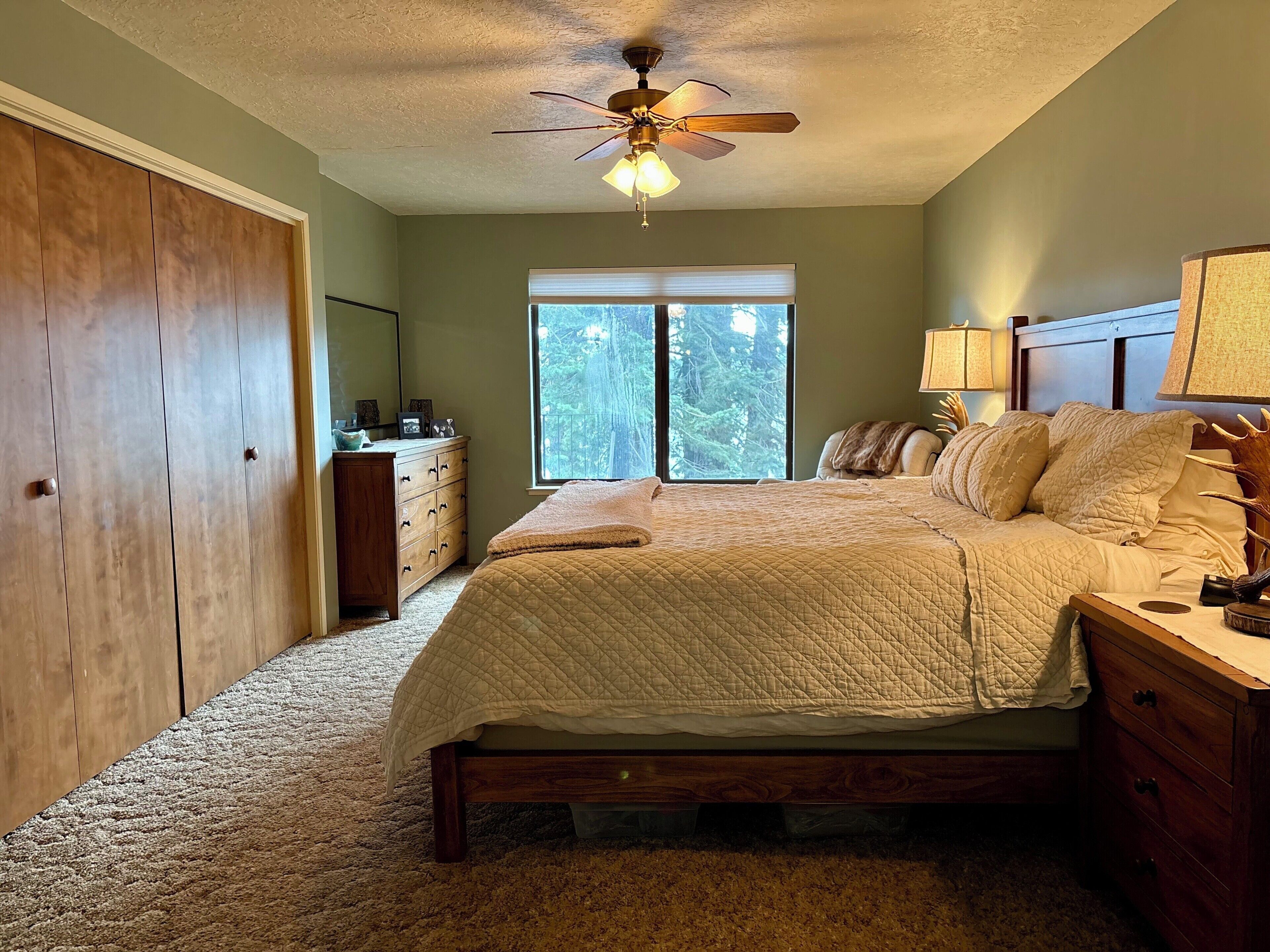 3 bedrooms, iron/ironing board, internet, bed sheets