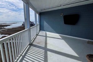 Terrace/patio - Stunning waterfront condo with bay views, outdoor pool, and private balcony (Ocean City)