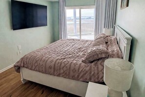3 bedrooms, travel cot, WiFi, bed sheets - Stunning waterfront condo with bay views, outdoor pool, and private balcony (Ocean City)