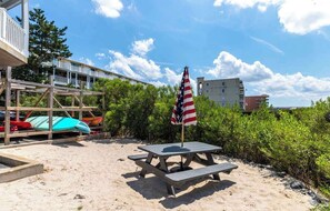 Eine Küstenlandschaft mit Picknicktisch und einer amerikanischen Flagge.