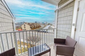 Property grounds - Sunny condo w/balconies, full kitchen, A/C & Wifi & close to parks & the beach (Ocean City)