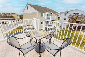 Outdoor dining - Sunny condo w/balconies, full kitchen, A/C & Wifi & close to parks & the beach (Ocean City)