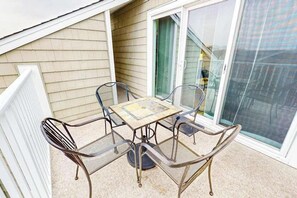 Outdoor dining - Sunny condo w/balconies, full kitchen, A/C & Wifi & close to parks & the beach (Ocean City)