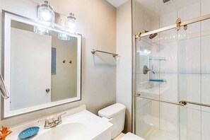 Shower, hair dryer, towels - Sunny condo w/balconies, full kitchen, A/C & Wifi & close to parks & the beach (Ocean City)