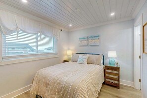 2 bedrooms, iron/ironing board, WiFi, bed sheets - Pristine condo w/balcony, shared pool, A/C & Wifi & just steps to the beach (Ocean City)
