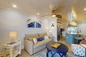 TV, offices - Pristine condo w/balcony, shared pool, A/C & Wifi & just steps to the beach (Ocean City)