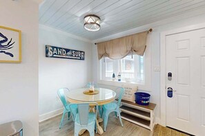 Dining - Pristine condo w/balcony, shared pool, A/C & Wifi & just steps to the beach (Ocean City)