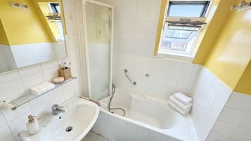 Appartement Confort, balcon, vue ville | Salle de bain
