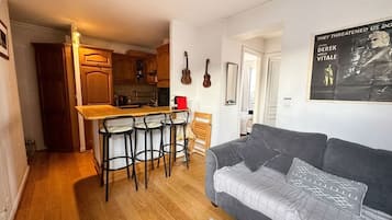 Appartement Confort, balcon, vue ville | Coin séjour