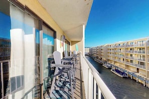 Property grounds - Luxury Mid-town condo w/pool & grill access - scenic balcony w/canal & bay view (Ocean City)