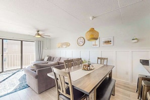 Dining - Luxury Mid-town condo w/pool & grill access - scenic balcony w/canal & bay view (Ocean City)