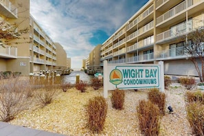 Exterior - Luxury Mid-town condo w/pool & grill access - scenic balcony w/canal & bay view (Ocean City)