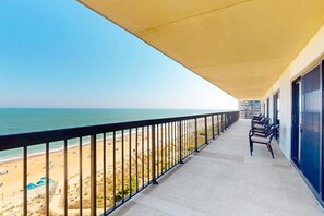 Property grounds - Luxury - penthouse beach condo with balcony, W/D, pools, gym, sauna, tennis & AC (Ocean City)