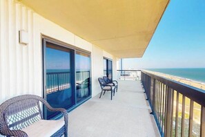 Terrace/patio - Luxury - penthouse beach condo with balcony, W/D, pools, gym, sauna, tennis & AC (Ocean City)
