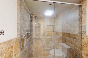 Een douche, handdoeken