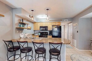 Fridge, microwave, oven, stovetop - Sunny Condo Near Beach & Northside Park With Washer/Dryer, Balcony & Shared Pool (Ocean City)