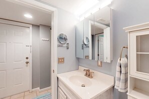 Douche, sèche-cheveux, serviettes fournies