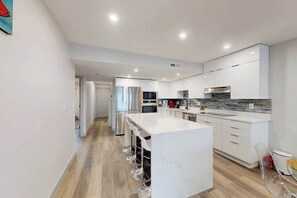 Fridge, microwave, oven, stovetop - Luxury ocean front condo w/beach views, shared pool & hot tub, balcony & WiFi (Ocean City)