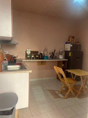 Fridge, microwave, cookware/dishes/utensils - PUNTO AMERICANA HOSTAL (GUADALAJARA)