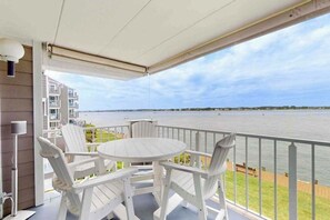 Outdoor dining - Luxury waterfront condo w/water views from balcony, shared pool, AC & free WiFi (Ocean City)