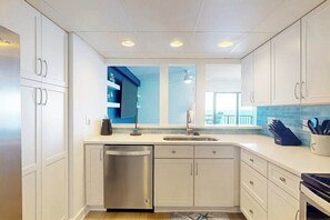 Fridge, microwave, oven, stovetop - Luxury, Oceanfront, condo with indoor pool, saunas, gym, tennis & game room (Ocean City)