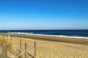 On the beach - Luxury, Oceanfront, condo with indoor pool, saunas, gym, tennis & game room (Ocean City)