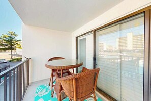 Outdoor dining - Sunny - Ocean Block Condo w/Balcony, pool - Walk to the Beach/Northside Park (Ocean City)
