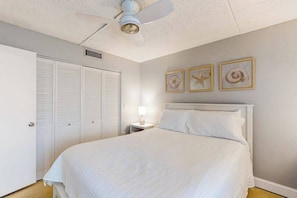 1 bedroom, iron/ironing board, travel cot, WiFi - Sunny - Ocean Block Condo w/Balcony, pool - Walk to the Beach/Northside Park (Ocean City)