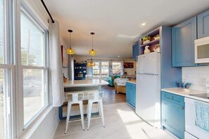 Fridge, microwave, oven, stovetop - Robin View 2 (Ocean City)