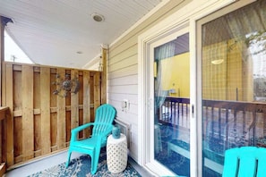 Terrace/patio - Charming 1st-floor condo w/community pool & furnished patio - walk to the beach (Ocean City)