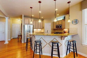Fridge, microwave, oven, stovetop - Luxury Ocean Pines home w/all season room, private deck, grill & full kitchen (Ocean Pines)