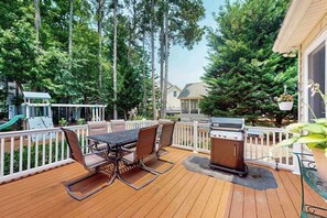 Outdoor dining - Luxury Ocean Pines home w/all season room, private deck, grill & full kitchen (Ocean Pines)