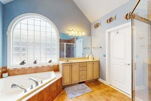 Shower, towels - Luxury Ocean Pines home w/all season room, private deck, grill & full kitchen (Ocean Pines)