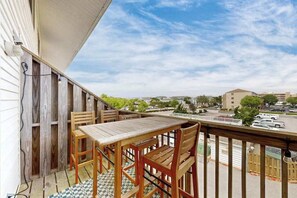 Outdoor dining - Charming 2 level condo w/balcony, pool, two blocks to the beach & Northside Park (Ocean City)