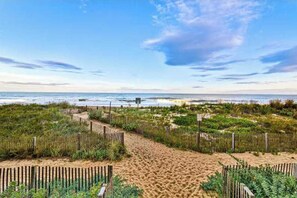 Beach - Charming 2 level condo w/balcony, pool, two blocks to the beach & Northside Park (Ocean City)