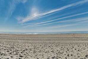 Beach nearby - Sunny mid-town Condo w/water-views, beach access, pool, sundeck, & gym (Ocean City)