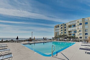 Pool - Sunny mid-town Condo w/water-views, beach access, pool, sundeck, & gym (Ocean City)