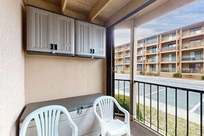 Property grounds - Sunny bayside condo with shared pool, balcony, full kitchen, W/D, & central AC (Ocean City)